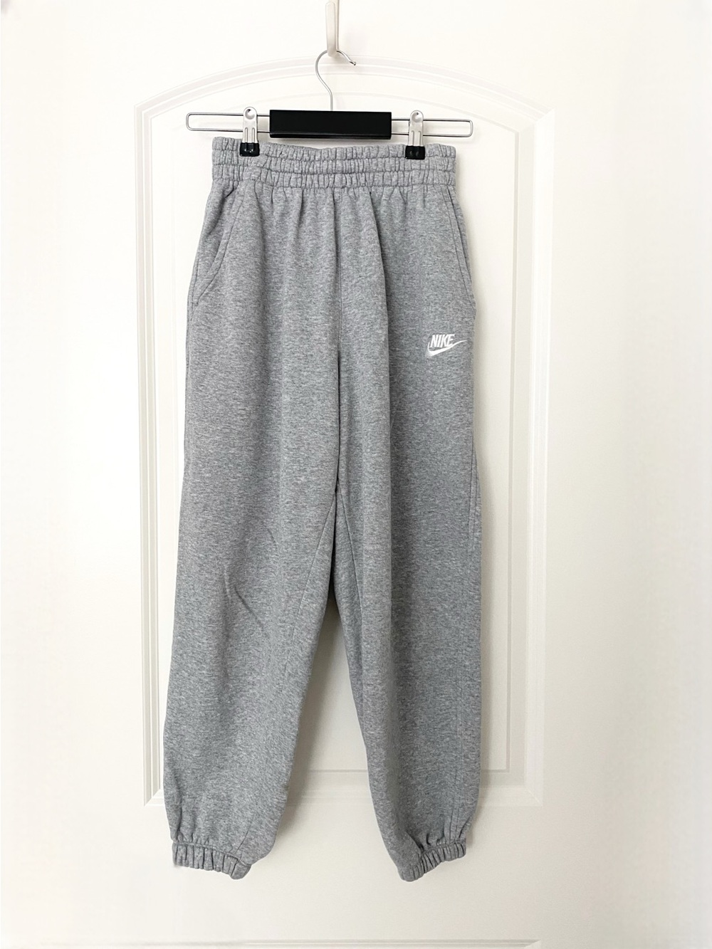 Nike Girls Medium Gray Jogger Sweatpants White Logo Drawstring EUC